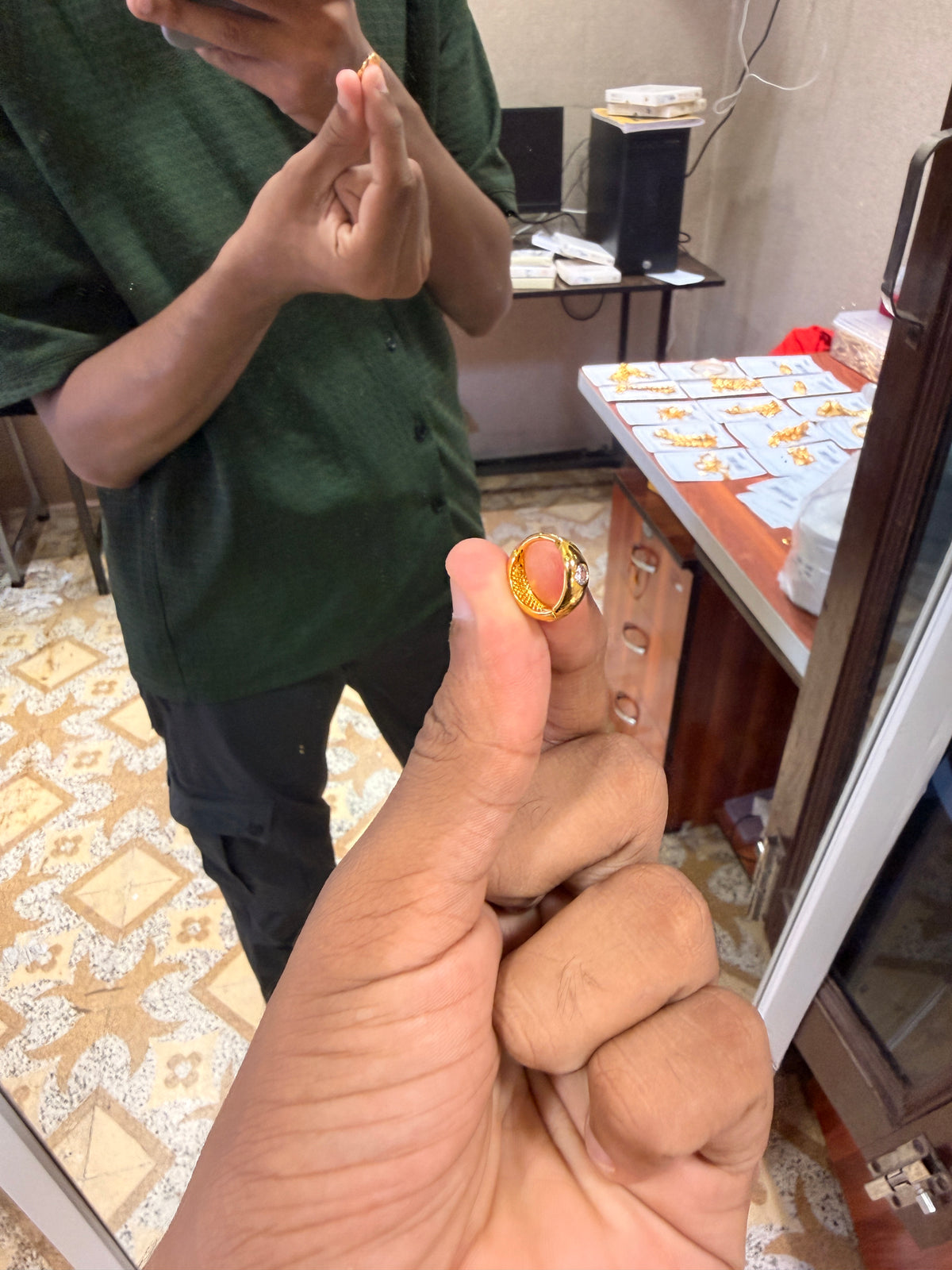 mid diamond hoop eyarring