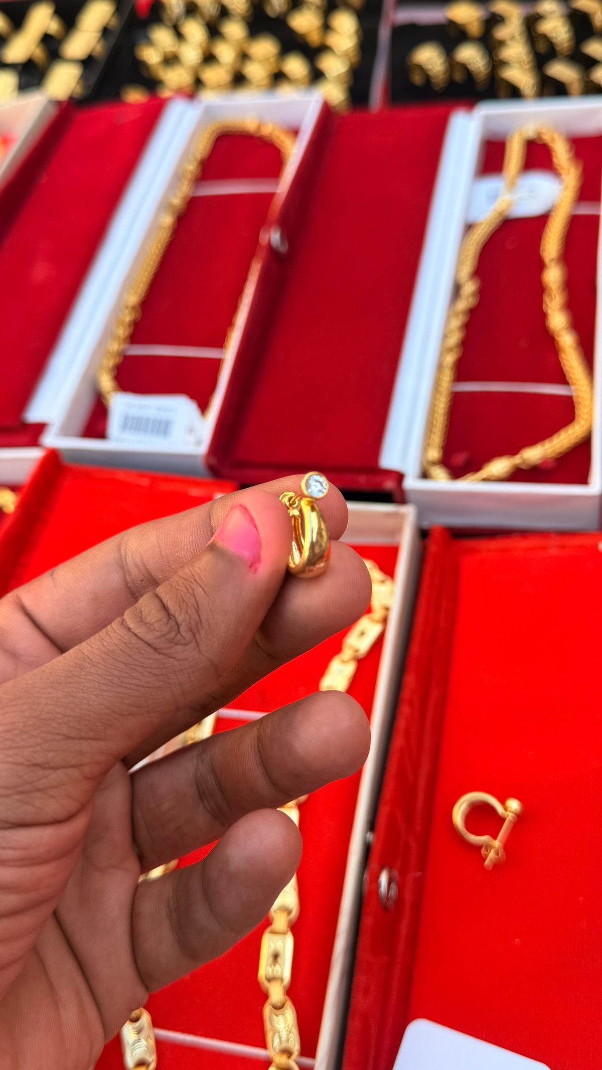 GOLD FORMING EARRING